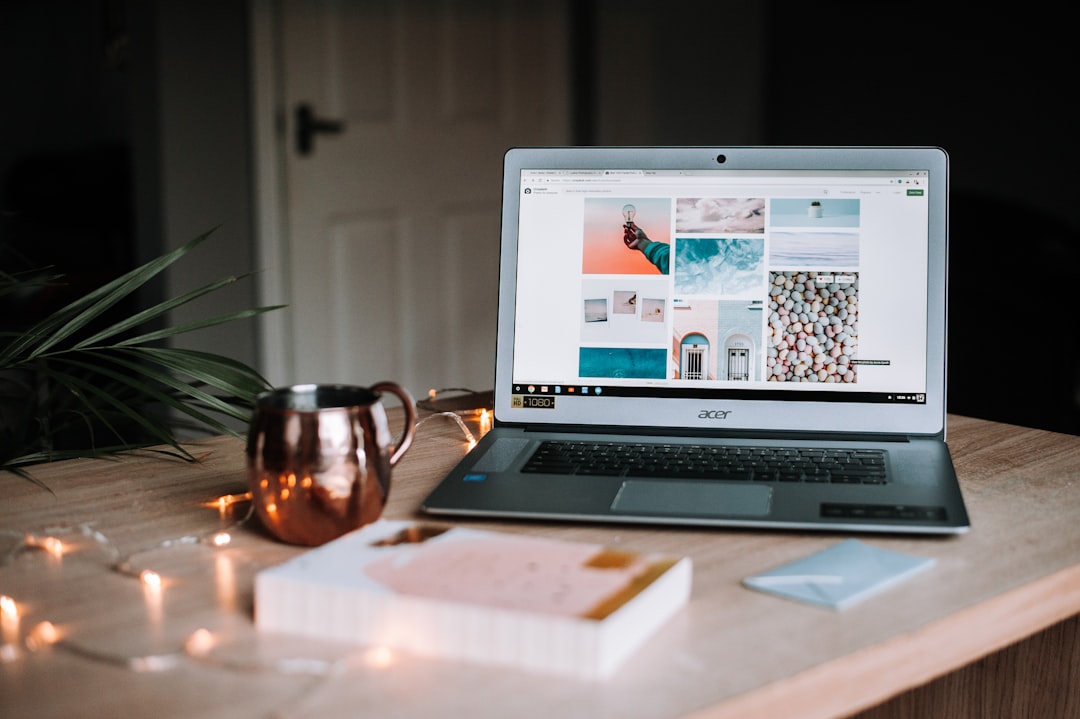 Photo Virtual assistant working on laptop